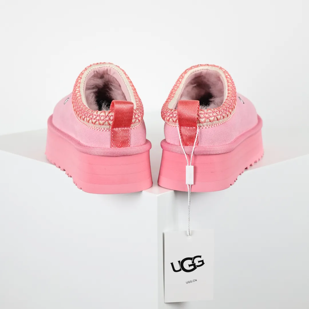 Copy price 💰560 Core recommendation of good price 5cm thick sole, independently developed original outsole, cashmere insole, keeping warm in winter, suitable for home use. In the new year, uug launched a style series, which is partially geared towards the preferences of young consumers. It has also moved to the forefront of fashion trends. Shoe body material, water-repellent coated suede upper, 17 mm UGGPURE™ implanted wool insole, lightweight non-slip and comfortable rubber outsole, with brand LOGO and trademark, with full package Size: 35 36 37 38 39 40